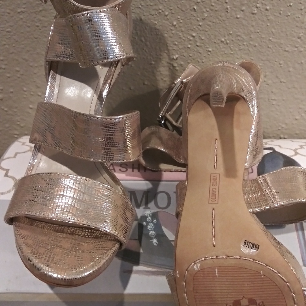 Nice never wore rose gold and gold heels - Picture 4 of 4